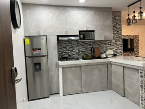 Refrigerador, microondas, tostadora, utensilios de cocina
