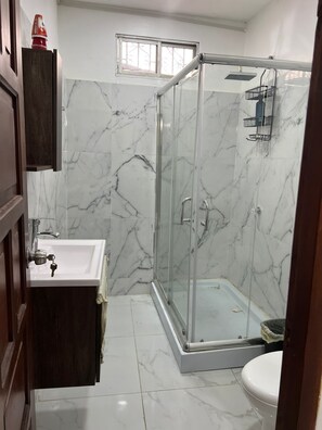 Dusche, Handtücher, Seife, Toilettenpapier