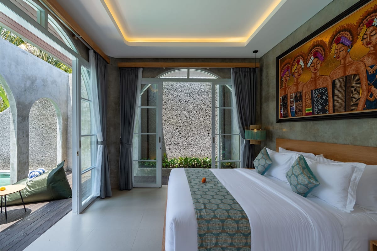 Minibar, in-room safe, desk, laptop workspace