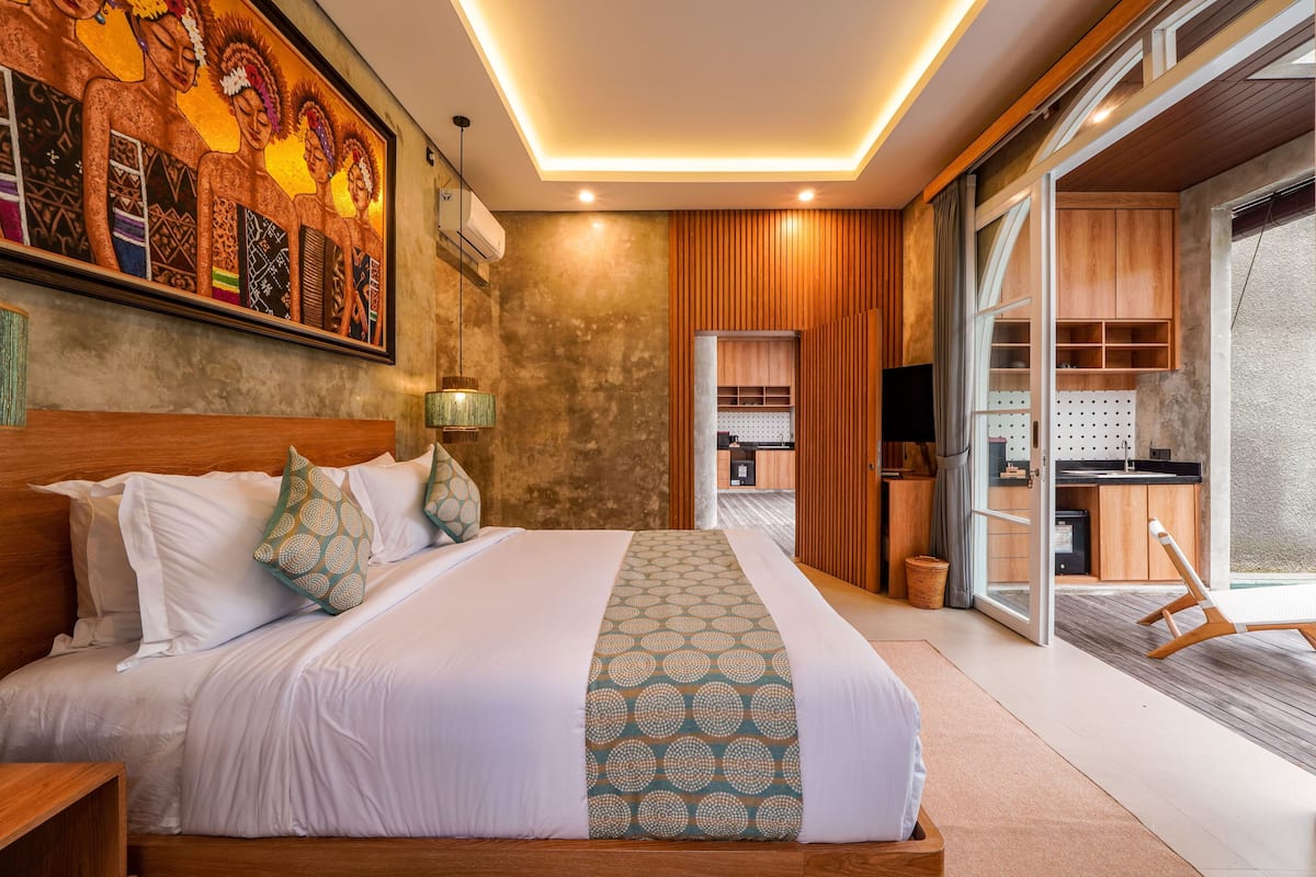 Minibar, caja de seguridad en la habitación y escritorio