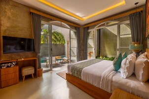 Minibar, caja de seguridad en la habitación y escritorio 