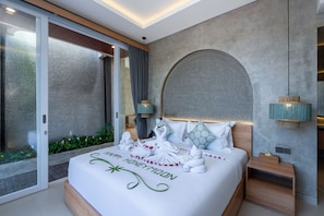 Vila luxo, sacada, vista para a piscina | Cofres nos quartos, escrivaninha, espaço de trabalho para notebook