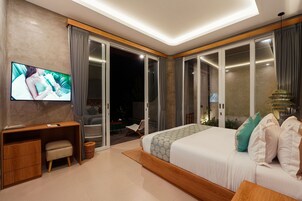 Minibar, caja de seguridad en la habitación y escritorio 