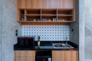 Vila luxo, sacada, vista para a piscina | Cozinha americana privada | Frigobar, cooktop, talheres/pratos/utensílios de cozinha