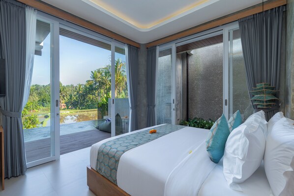 Villa Deluxe, balcón, vistas a la piscina | Caja fuerte, escritorio, espacio para trabajar con un portátil