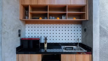 Mini-frigorifero, microonde, pentole/stoviglie/utensili