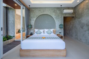 Two Bedrooms Private Pool Villa | Caja de seguridad en la habitación y escritorio