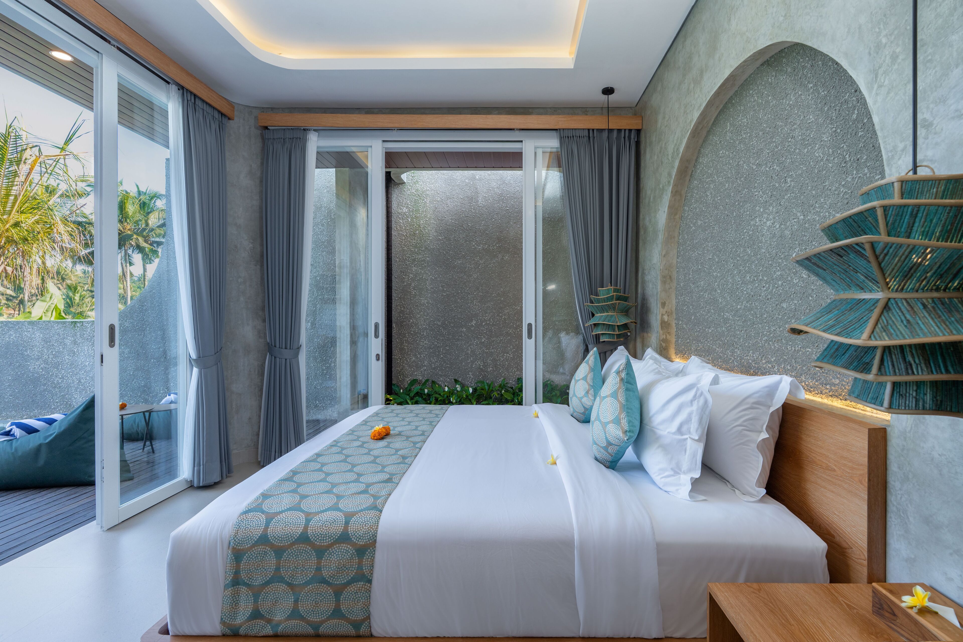 Värdeförvaringsskåp på rummet, skrivbord och arbetsyta för laptop