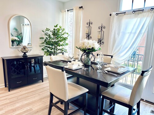 Charming 3 bedroom, 3.5 bathroom Townhome In Ashburn, Virginia