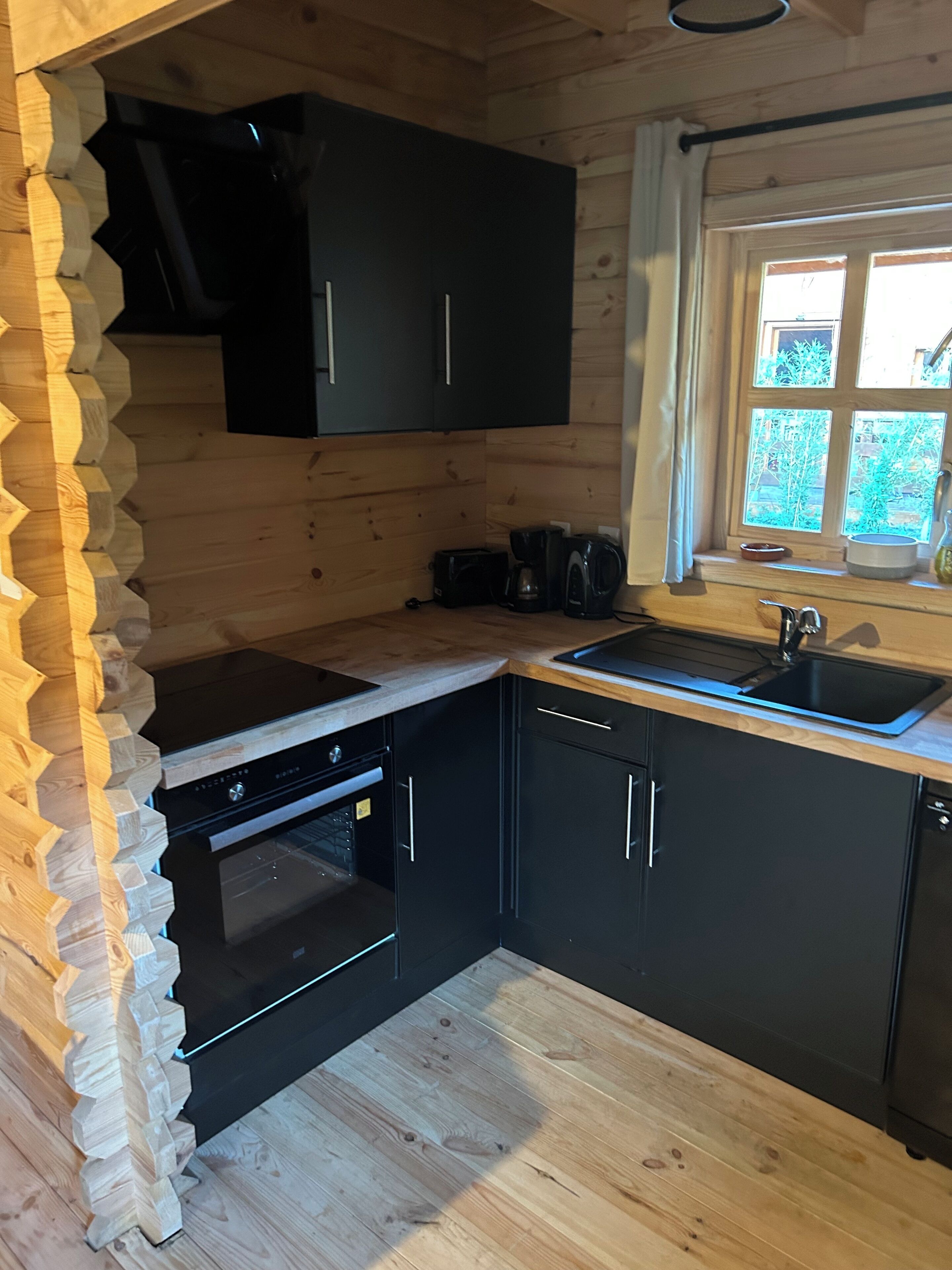 Kylskåp, mikrovågsugn, ugn och spishäll