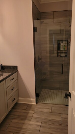 Shower, hair dryer, bidet, towels - Private Home Catawba SC 4 bedrooms 2 bathrooms near the Lake, River, Carowinds. (Catawba)