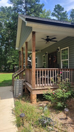 Outdoor dining - Private Catawba Home 4 bedrooms 2 bathrooms near the Lake, River, and Carowinds. (Catawba)