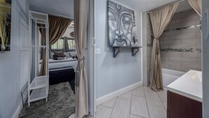 Room - Luxury Retreat Just Steps from UF Main Campus (Gainesville)