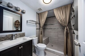 Secadora de cabello, toallas, jabón, papel de baño