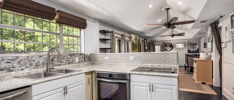 Horno, parrilla de estufa y lavavajillas