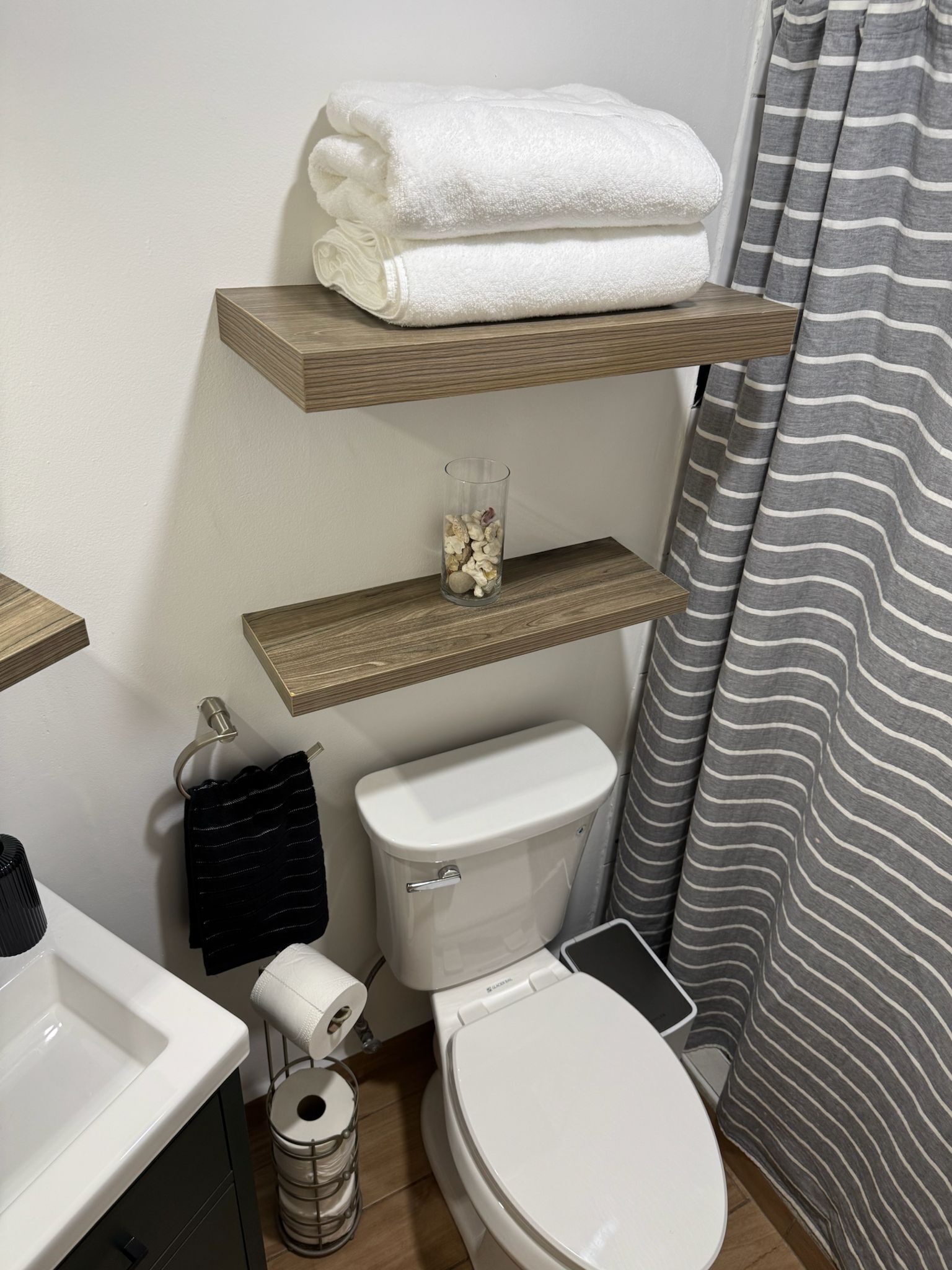 Douche, serviettes fournies, savon, papier toilette