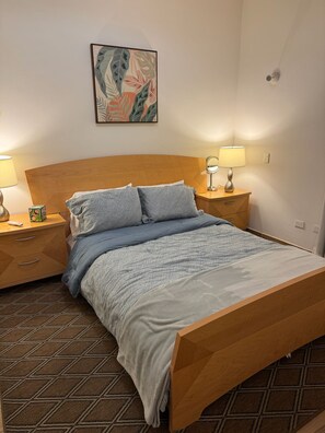 1 habitación, tabla de planchar con plancha, wifi y ropa de cama 