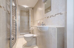 Douche, sèche-cheveux, serviettes fournies