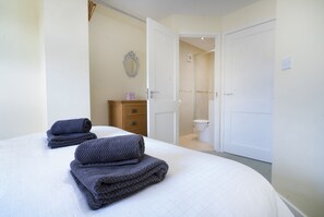 3 عدّة غرف نوم ومكواة/لوح كي وواي فاي وملاءات أسرّة