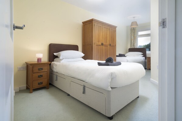 3 bedrooms, iron/ironing board, WiFi, bed sheets