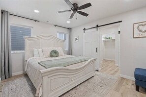 3 bedrooms, desk, WiFi, bed sheets