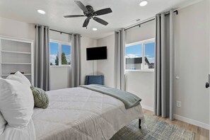 3 bedrooms, desk, travel cot, WiFi - Blue Lagoon | Hot Tub, Lake Views, Near Marina! (Garden City)