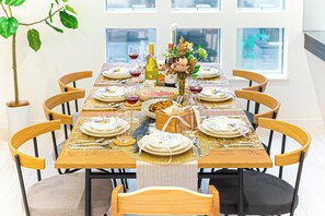 Villa, 4 Bedrooms, Kitchen | In-room dining