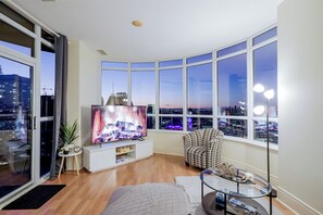 TV - Luxury 2Bedroom 2Bathroom Penthouse by Square One YYZToronto Airport 1 free pkng (Mississauga)