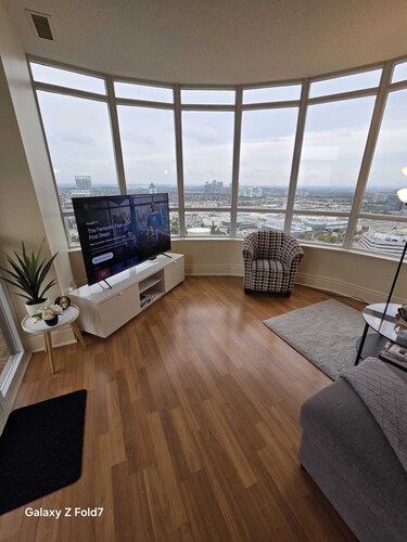 Luxury 2BR/2Bath 1 Free Parking Penthouse by Celebration Square  YYZ Airport UFT