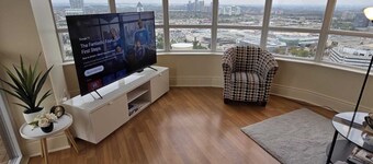 Luxury 2BR/2Bath 1 Free Parking Penthouse by Celebration Square YYZ Airport UFT