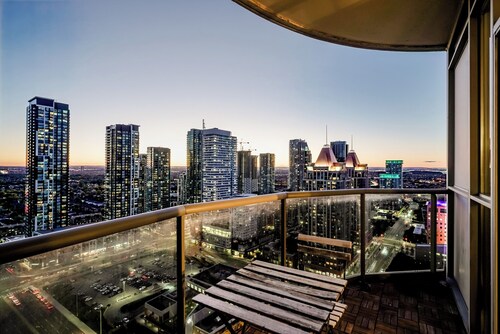 Luxury 2BR/2Bath 1 Free Parking Penthouse by Celebration Square  YYZ Airport UFT