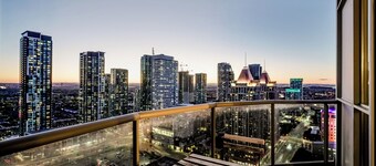 Luxury 2BR/2Bath 1 Free Parking Penthouse by Celebration Square  YYZ Airport UFT
