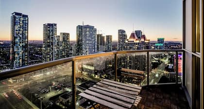 Luxury 2BR/2Bath 1 Free Parking Penthouse by Celebration Square YYZ Airport UFT