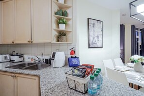 Microwave, oven, stovetop, dishwasher - Luxury 2Bedroom 2Bathroom Penthouse by Square One YYZToronto Airport 1 free pkng (Mississauga)