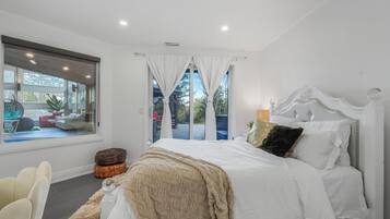 4 bedrooms, iron/ironing board, free WiFi, bed sheets