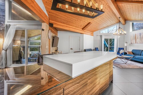 Woodland Pavilion | Heated Pool| Indoor Sports Dome| Pond| 14 acres Woods!