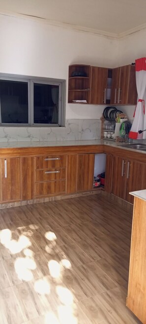 Bungalow familiar, vistas al jardín | Cocina privada | Frigorífico, microondas y utensilios de cocina