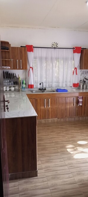 Bungalow Familial, vue jardin | Cuisine privée | Réfrigérateur, micro-ondes, batterie de cuisine, vaisselle et ustensiles