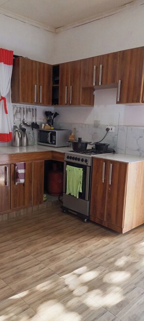 Bungalow Keluarga, pemandangan kebun | Dapur pribadi | Lemari es, microwave, dan peralatan masak/sendok-piring