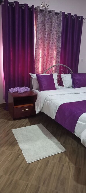 Bungalow familiar, vistas al jardín | Decoración individual, mobiliario individual, wifi gratis y ropa de cama