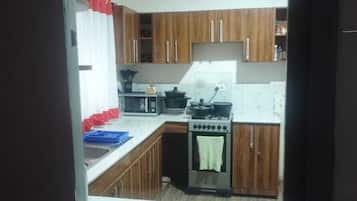Bungalow familiar, vistas al jardín | Cocina privada | Frigorífico, microondas y utensilios de cocina