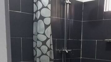 Bungalow familiare, vista giardino | Bagno | Doccia, set di cortesia gratuito, pantofole, asciugamani