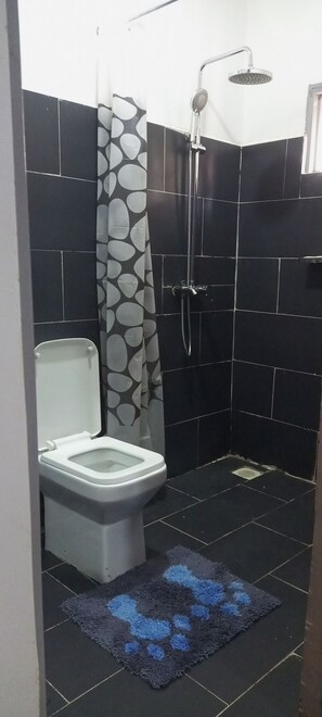 Bungalow familiar, vistas al jardín | Baño | Ducha, artículos de higiene personal gratuitos, zapatillas y toallas