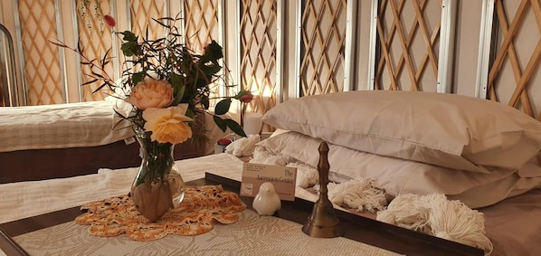 1 bedroom, bed sheets