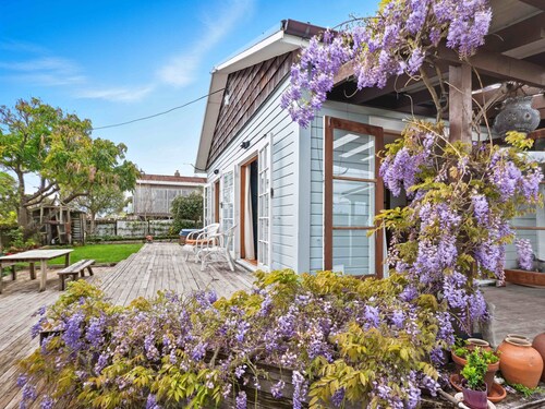 Rustic villa with pool. Fenced house dogs welcome.
