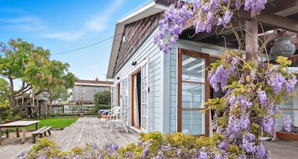 Rustic villa with pool. Fenced house dogs welcome.