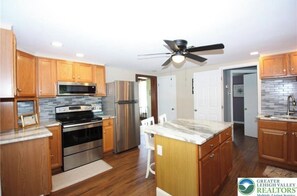 Four à micro-ondes, un four, surface de cuisson, lave-vaisselle