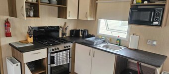 Felixstowe beach holiday park caravan/mobile home 5 minute walk to the beach