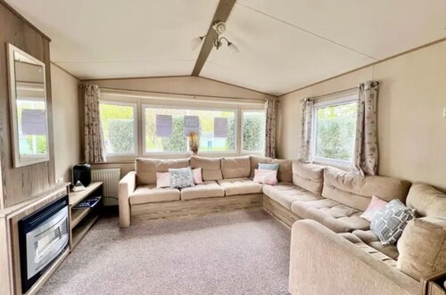 Felixstowe beach holiday park caravan/mobile home 5 minute walk to the beach