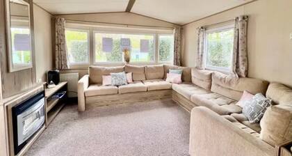 Felixstowe beach holiday park caravan/mobile home 5 minute walk to the beach